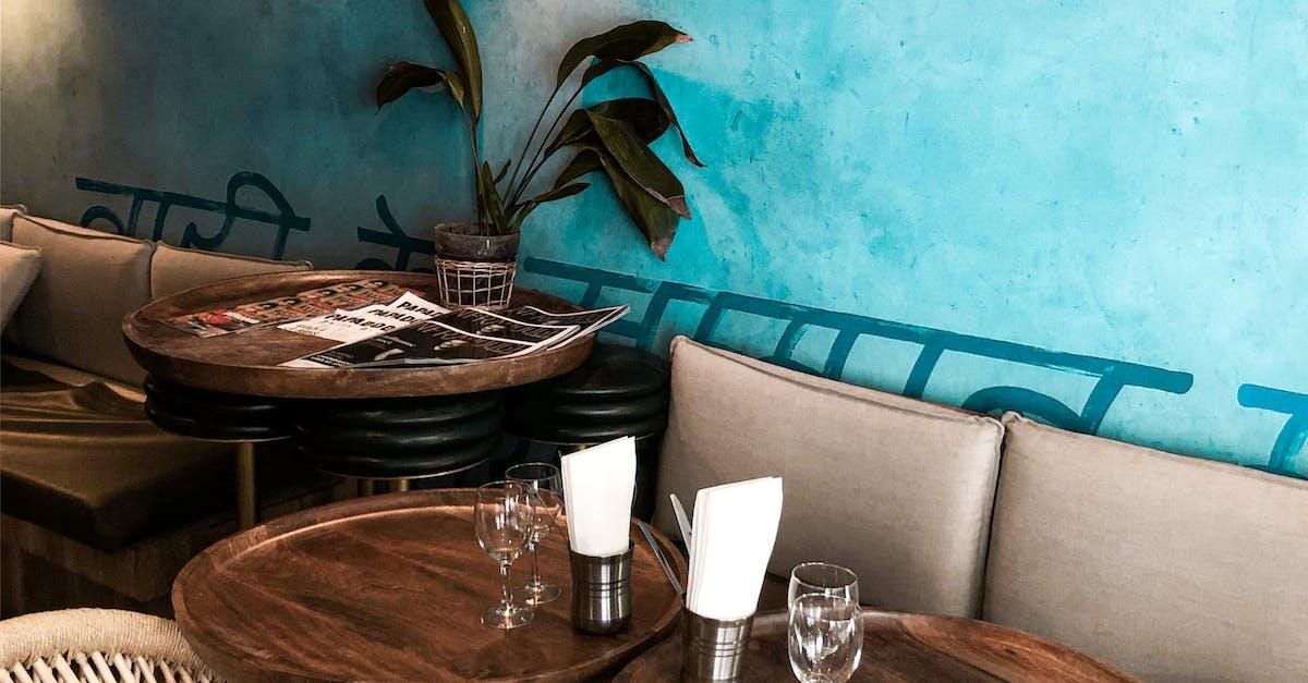 Skab hyggelige oaser til dine cafégæster med de rette borde
